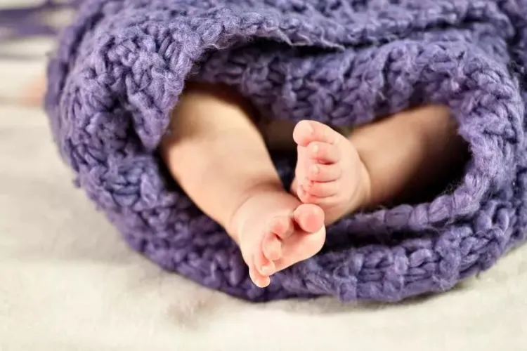 Și-au vândut bebelușul pe 7000 de euro și au cumpărat o mașină! Au folosit un notar din Cluj pentru a declara un tată fals pentru copil