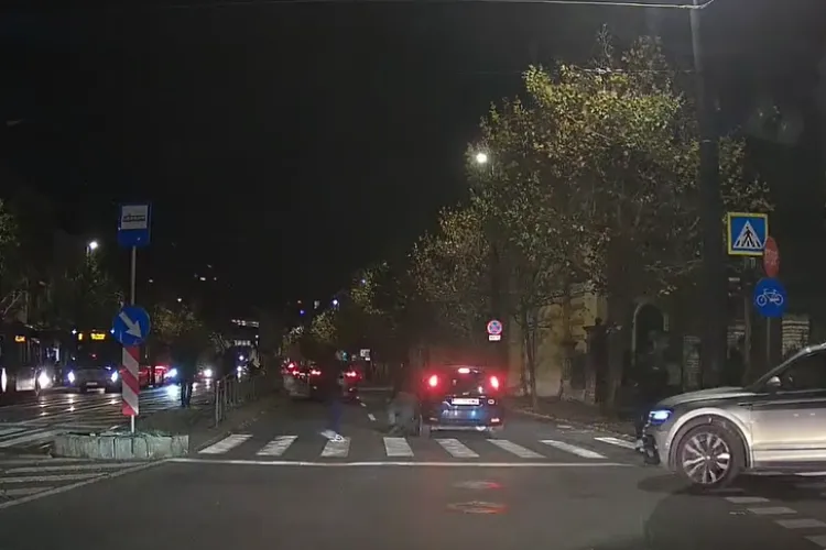 VIDEO. Accident incredibil filmat LIVE aseară în Cluj: Un pieton lovit pe trecerea de pietoni de pe Horea, după ce a forțat traversarea alergând 