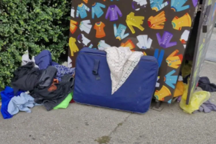  Containerul de haine de pe o stradă din Cluj-Napoca, vandalizat: „Vin tot felul de oameni, le răscolesc și le aruncă pe jos”