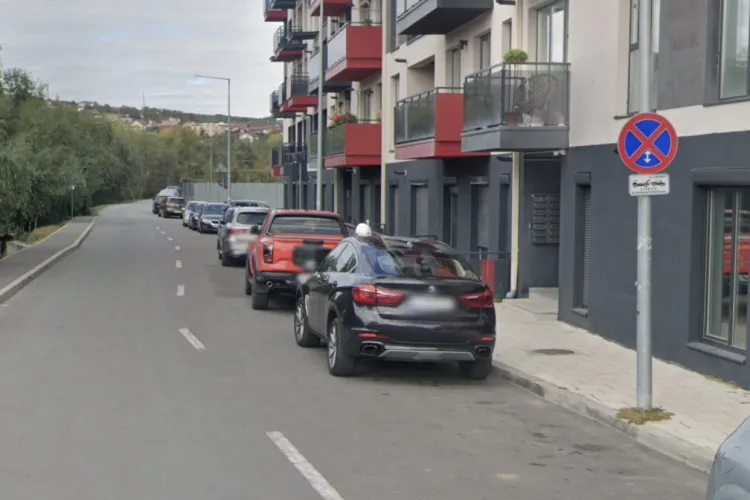 Trotuarele din Cluj-Napoca, ocupate ilegal de mașini! Părinții trag un semnal de alarmă: „Copiii noștri sunt în pericol!”