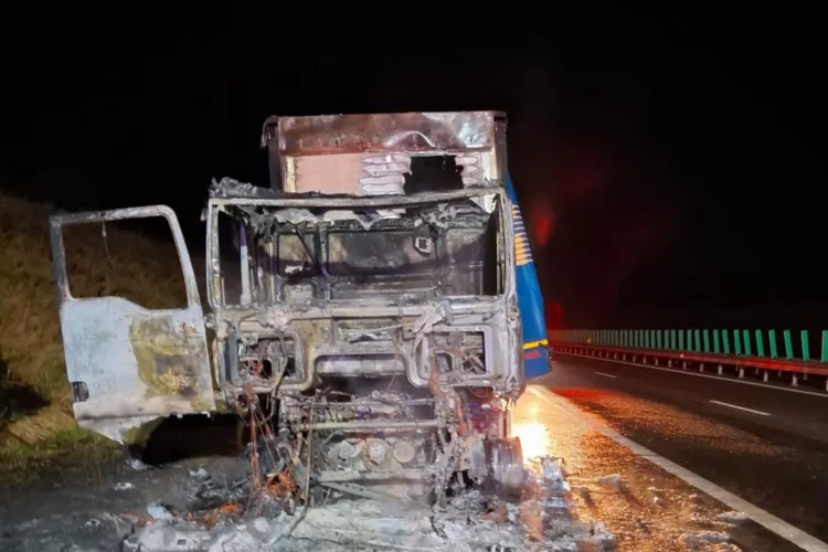 Incendiu violent pe Autostrada A3: un TIR a fost complet distrus de flăcări. Focul a cuprins autotrenul în întregime – FOTO