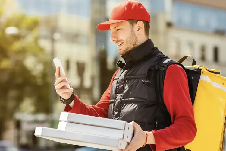 Răsturnare de situație în restaurante: Românii nu mai vor să mănânce în oraș, peste 80% dintre români comandă acasă sau la birou!