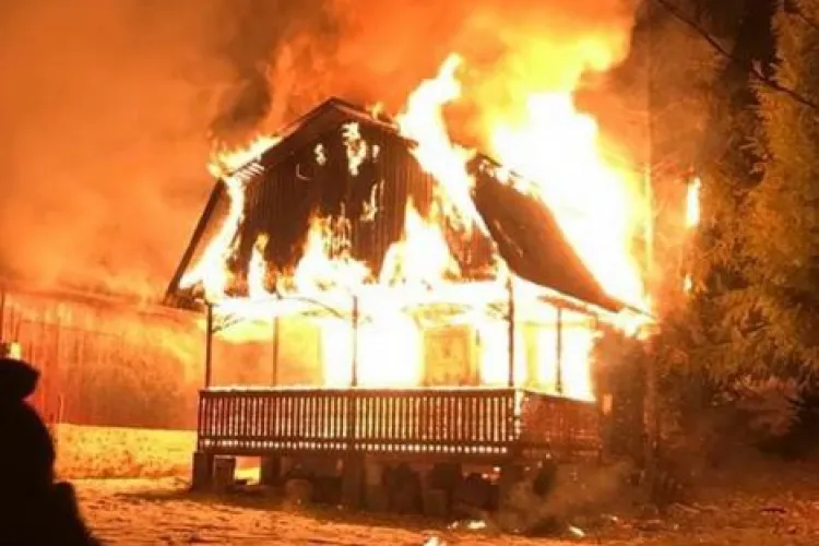 VIDEO. Incendiu de proporții la Someșu Cald, județul Cluj: Ard două cabane și mai multe foișoare