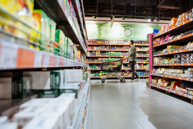 Un gigant al comerțului își strânge bagajele din România! Sute de magazine ar putea fi vândute, mii de angajați riscă să rămână fără loc de muncă