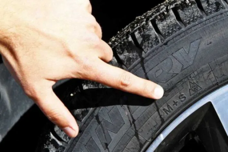 Un colț de bordură „taie” cauciucurile mașinilor dintr-o parcare din Cluj-Napoca: „Este extrem de ascuțit” 