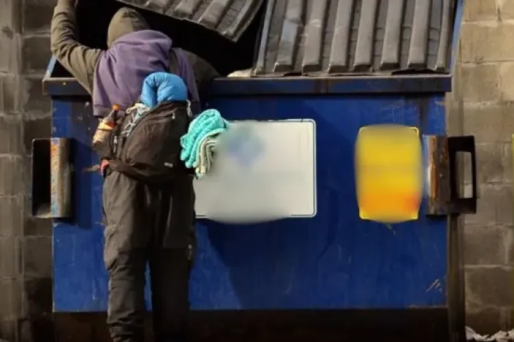 Nemulțumiri în Borhanci! Un bărbat aflat des în stare de ebrietate creează probleme în zona unui loc de joacă: „Caută prin gunoaie” 