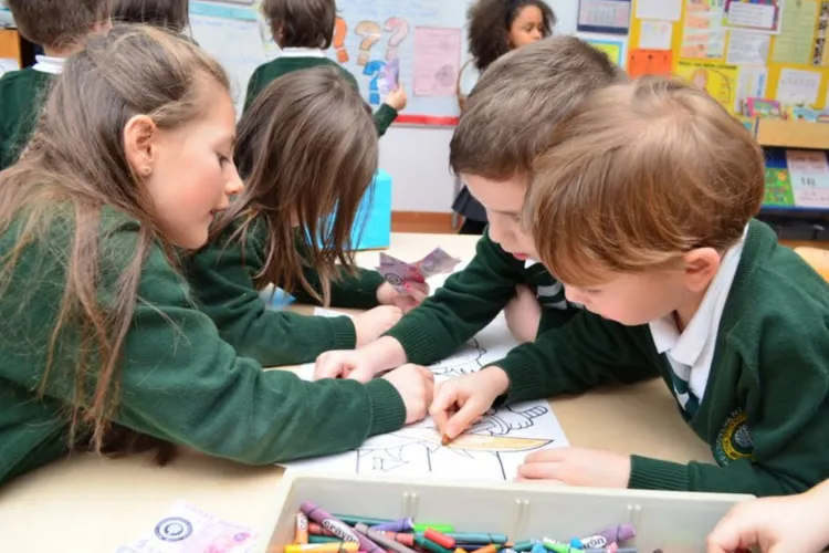 Emil Boc le promite elevilor de la școlile private din Cluj-Napoca că nu vor mai fi discriminați: „Problema e puțin mai complicată”