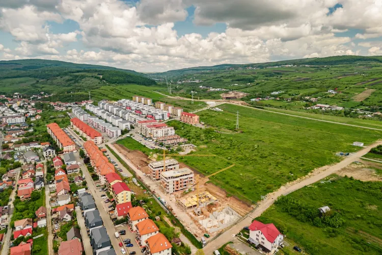 Tot mai mulți tineri fug din Cluj-Napoca spre Baciu! Apartamente mai ieftine, dar și nervi întinși în trafic: „E liniște, dar ai de așteptat în trafic!”