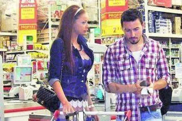 "Printul" Cristea si Bianca Dragusanu, la cumparaturi intr-un hipermarket din Cluj Galerie FOTO