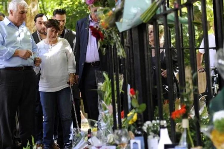 Imagini tulburatoare cu parintii lui Amy Winehouse, care plang in fata casei fiicei lor FOTO