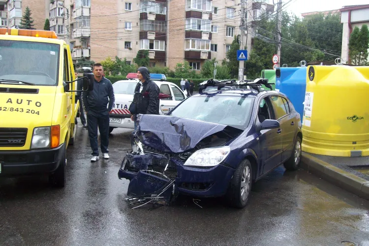 Accident pe strada Nicolae Titulescu, in zona Fiesta! Un troleibuz si doua masini au fost avariate, iar o persoana ranita- VIDEO