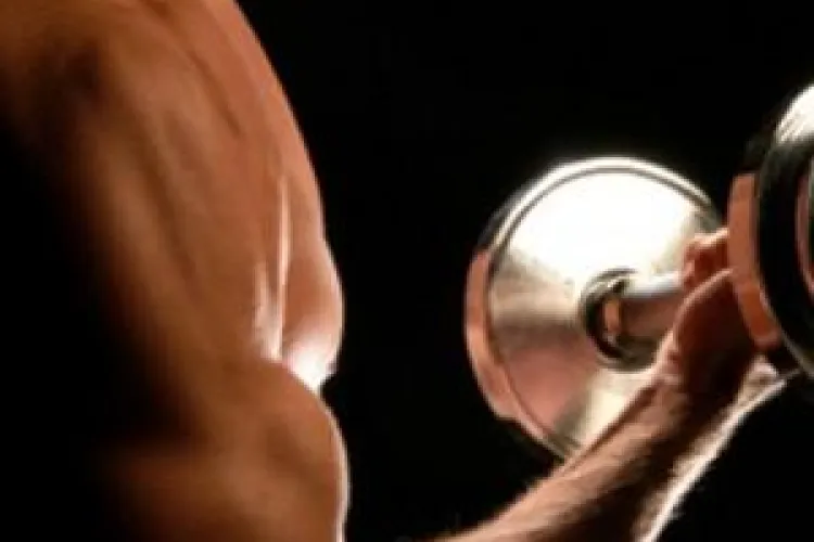 Oamenii care merg la sala de fitness au sanse duble sa renunte la fumat