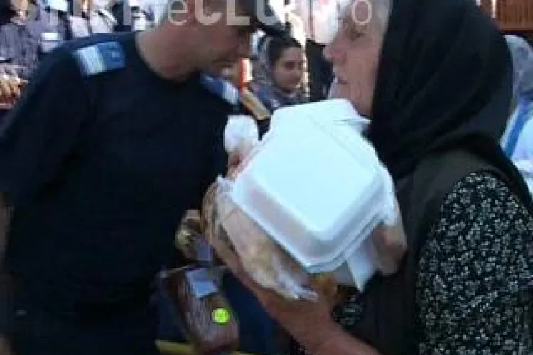 Credinciosii adunati la Nicula au lasat slujba pentru sarmale! Unii au carat portii pentru 10 persoane VIDEO si FOTO