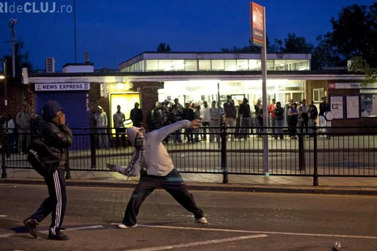 A doua noapte de violente la Londra. Incendiile si luptele de strada s-au extins - FOTO si VIDEO