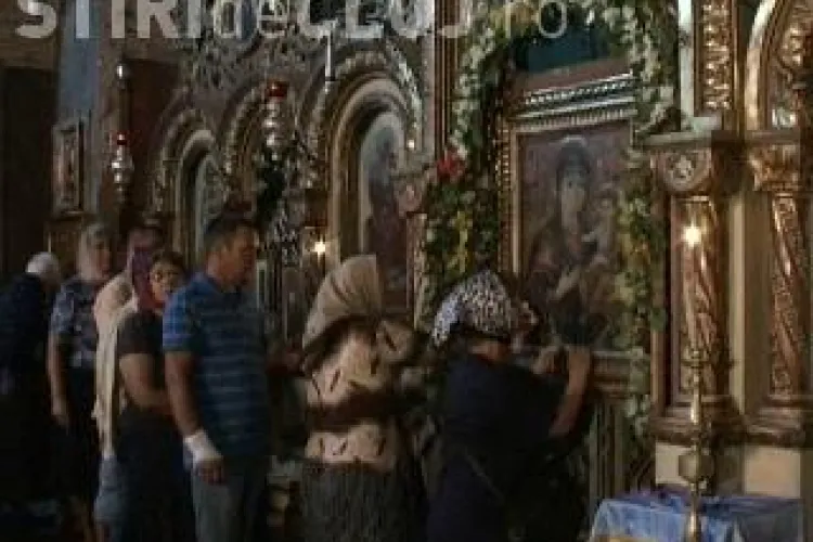 Credinciosii se tarasc in genunchi si pe coate in jurul bisericii de lemn de la Nicula. Oamenii au facut o noapte alba VIDEO si FOTO