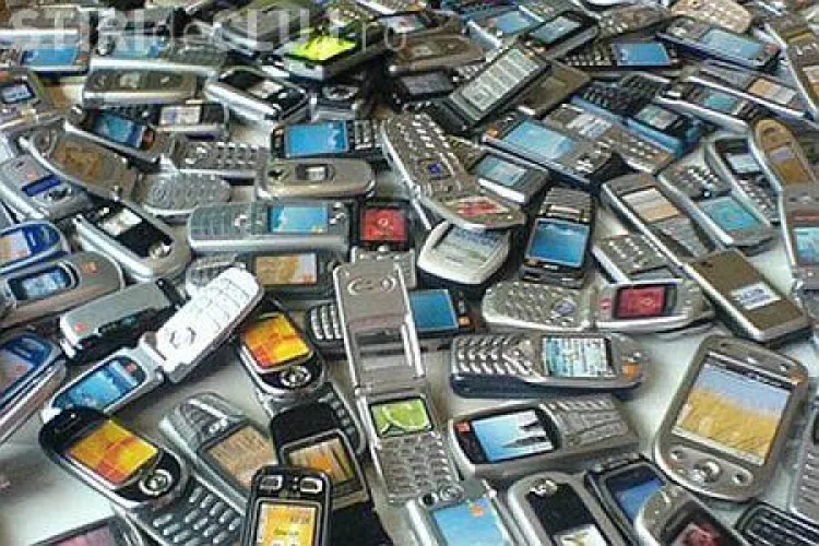 Hoti de telefoane mobile prinsi de politisti! Intre ei si doi minori