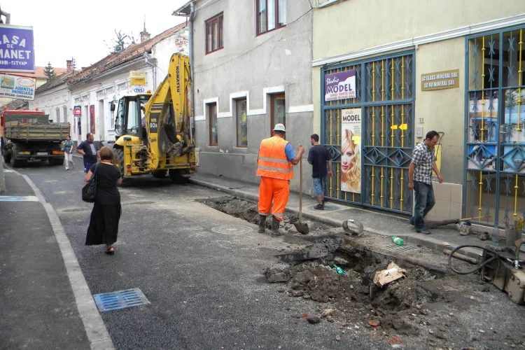 Strada David Ferenc, sparta fix dupa ce a fost asfaltata! De la vibratii conducta de apa a cedat FOTO si VIDEO
