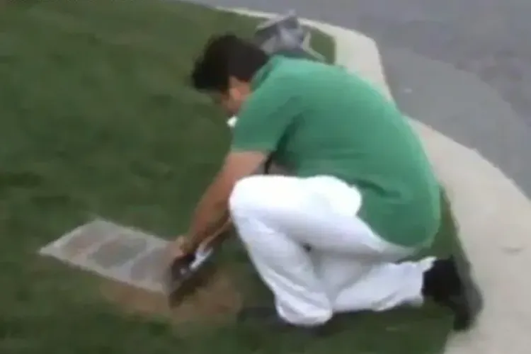 Un olandez de origine maghiara a lipit autocolante pe placuta din fata statuii lui Matei Corvin: Vrem sa ne exprimam in limba maghiara VIDEO