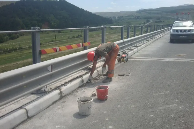 Dupa numai un an si jumatate, Bechtel schimba bordurile de pe Autostrada Transilvania, pentru ca au crapat  FOTO