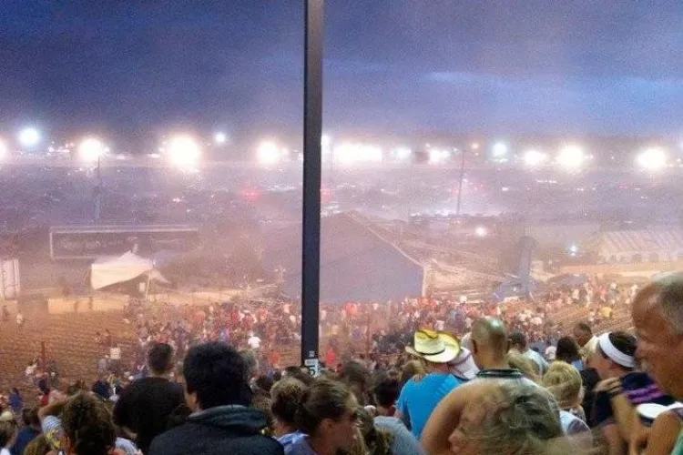 O scena s-a prabusit peste spectatori in Statele Unite - VIDEO