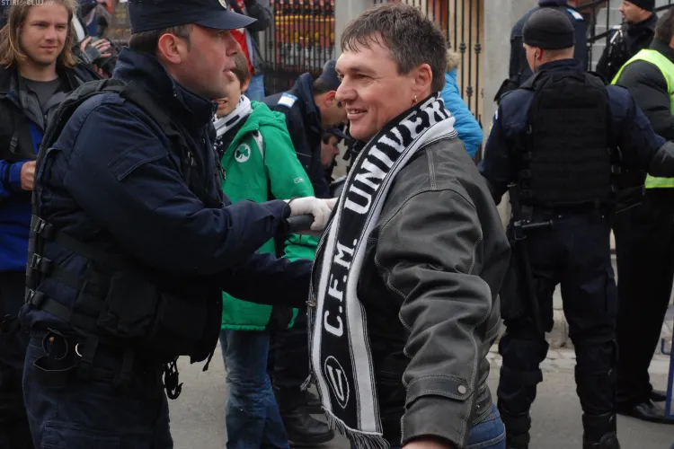 Incidente intre suporteri la Medias! Un fan U Cluj a fost agresat de sustinatorii Rapidului 