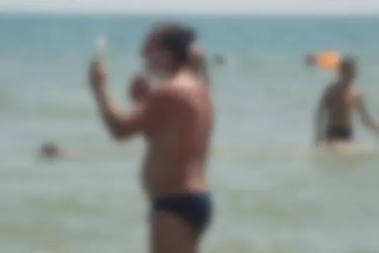 Ce face un barbat din Republica Moldova pe malul Marii Negre?