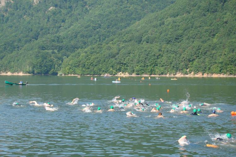 120 de inotatori s-au inscris la cursa "Traversarea Tarnitei" de sambata, 13 august 