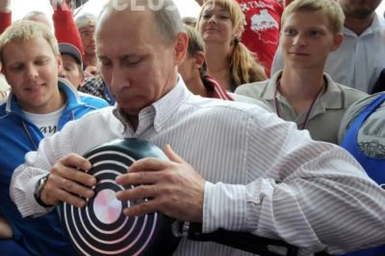 Putin, premierul cu mana de fier! Indoaie o tigaie intr-o tabara de tineret VIDEO