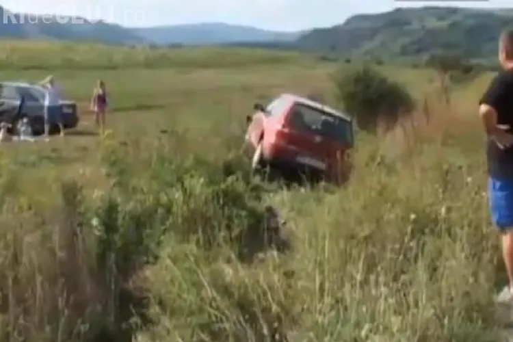 Accident la Catcau! Doua masini au iesit de pe carosabil VIDEO