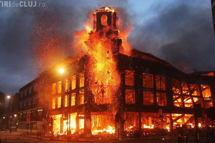 Violente la Londra. Un grup de protestatari a dat foc unui autobuz si mai multor magazine - FOTO si VIDEO