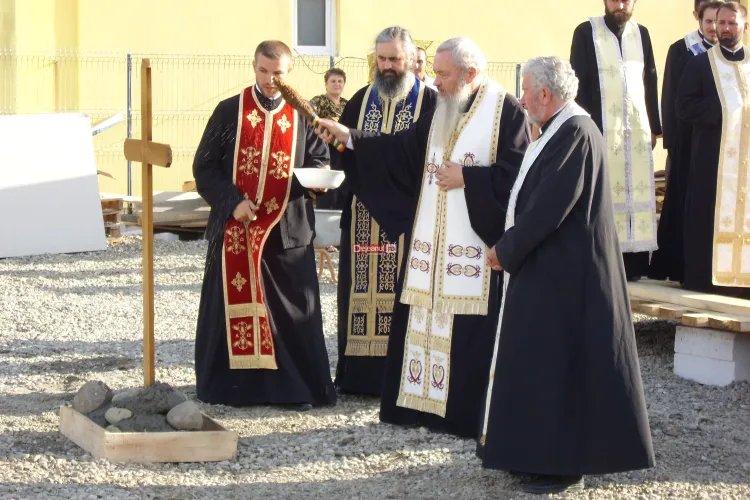 Mitropolitul Andrei: La Dej ar mai fi nevoie de 10-15 biserici