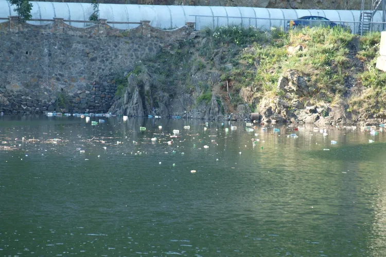 Nesimtirea la romani: Lacul Tarnita s-a transformat in groapa de gunoi Foto- STIREA CITITORULUI