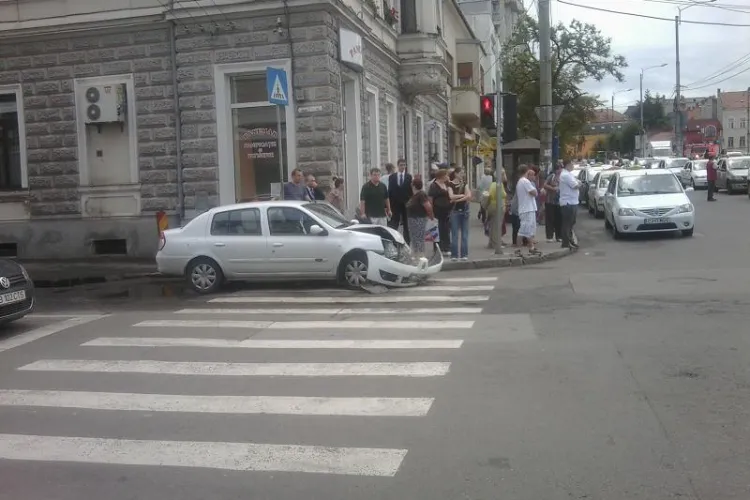 Accident in Piata Cipariu! Un autoturism s-a rasturnat VIDEO si FOTO