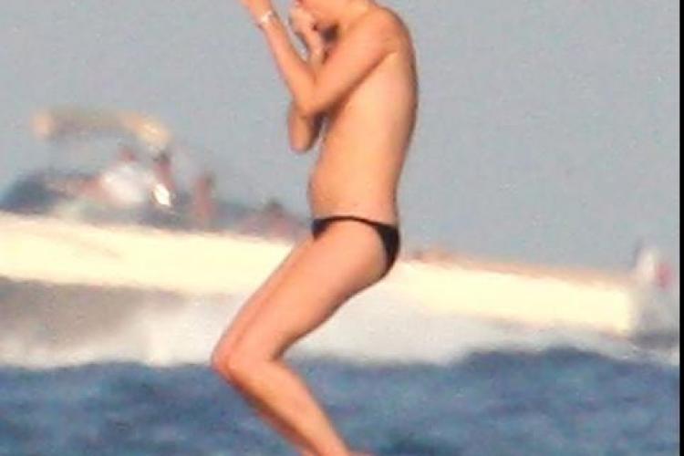 Kate Moss face salturi goala in mare FOTO