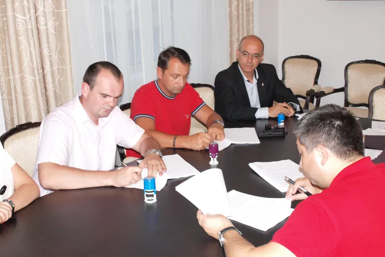 Contractul pentru reabilitarea a 423 de kilometri de drumuri judetene a fost semnat