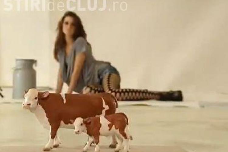Un designer vestimentar din Germania a facut haine din lapte - VIDEO