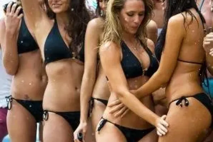 RECORD 152 de fete sexy si baieti au facut dus impreuna FOTO