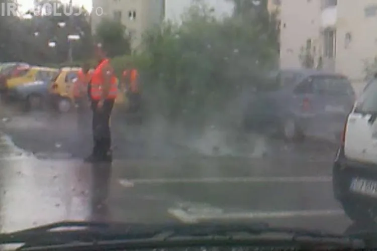 Asfaltarea se face pe ploaie, in Cluj-Napoca! Lucrarea a fost facuta la comanda Companiei de Apa Somes VIDEO Stirea cititorului