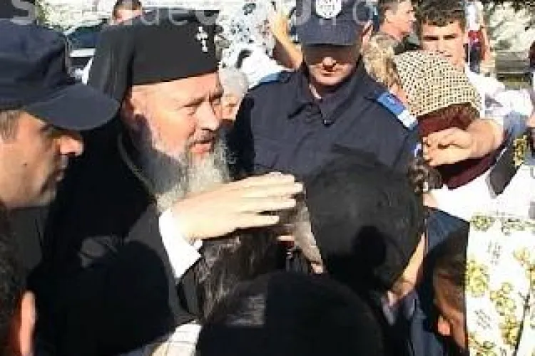 Preotii au facut baie de multime si parada de masini de lux la Manastirea Nicula VIDEO si FOTO