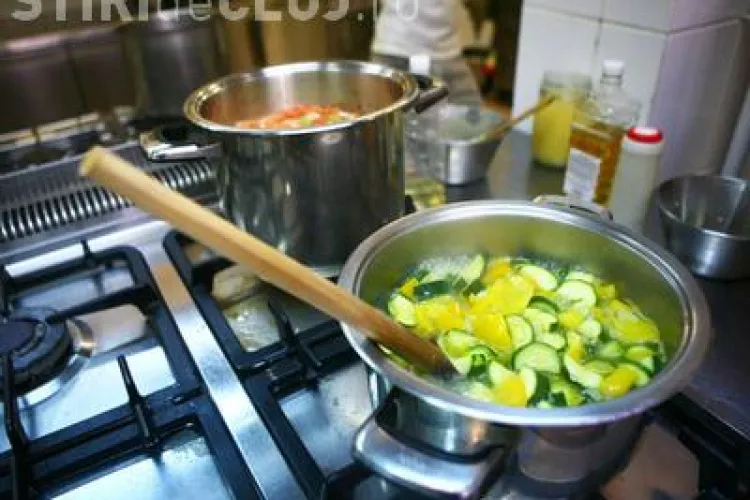 A furat oala cu ciorba de pe aragaz!