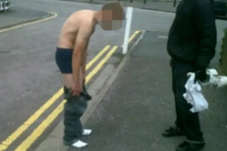 Haos la Londra. Oamenii sunt dezbracati si jefuiti pe strada - FOTO si VIDEO