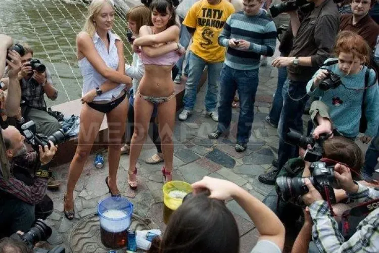 Doua rusoaice sexy s-au dezbracat in centrul Moscovei pentru Medvedev VIDEO