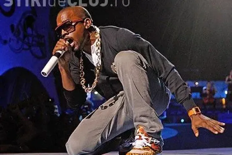 Cantaretul Kanye West a cazut pe scena in timpul unui concert - VIDEO