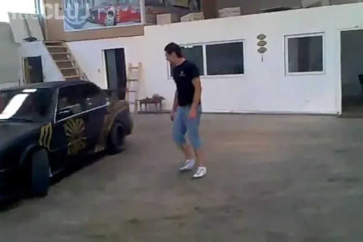 Drift printr-un service auto din Cluj-Napoca! Un bolid s-a rotit in viteza in jurul unui tanar VIDEO