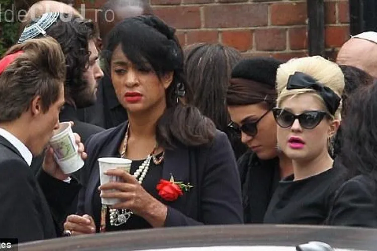 Amy Winehouse a fost incinerata. Tatal ei si-a luat adio: "Noapte buna, ingerul meu" - VIDEO