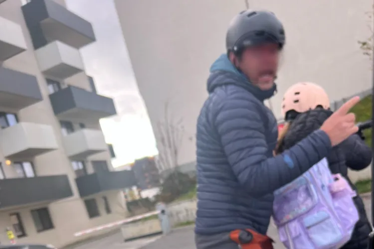 Tatăl agresiv de pe trotinetă care a amenințat un șofer cu moartea în Cluj-Napoca este căutat de polițiști