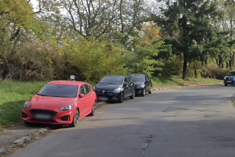 Trotuarele de pe o stradă din Cluj nu mai sunt ale pietonilor! Mașini parcate haotic blochează circulația