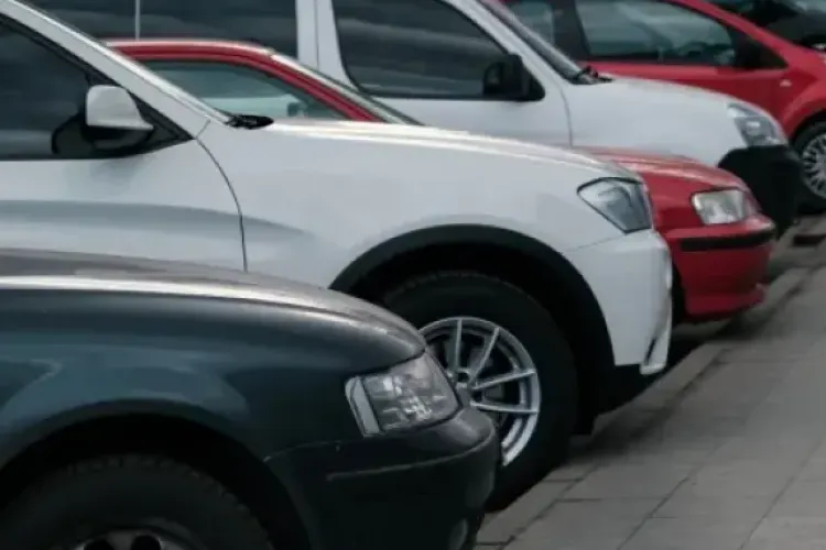 Criza parcărilor lovește din nou Cluj-Napoca! Locatarii, obligați să plătească tarife orare lângă propriile blocuri: „Dărâmați garaje, faceți ceva”