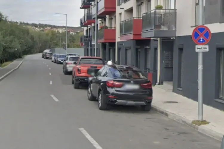 Nemulțumiri în Cluj-Napoca! Trotuarele blocate și mașinile „uitate” dau „culoare” orașului sufocat: „Sunt efectiv lipite de gardurile proprietăților”