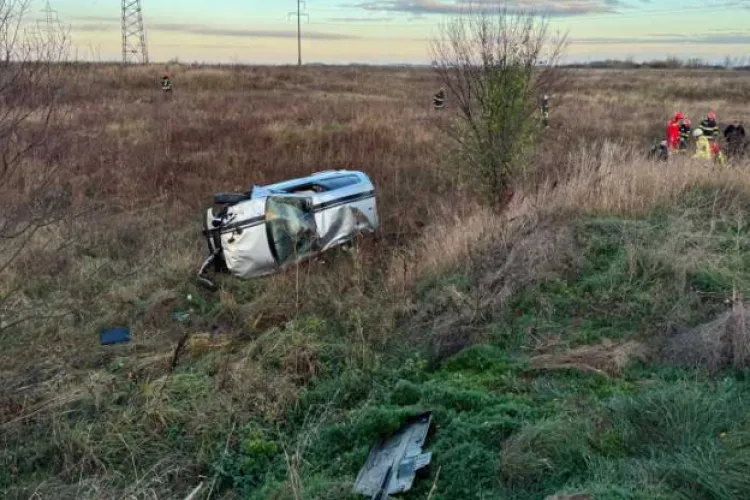 O persoană și-a pierdut viața, iar alte două au fost rănite, în urma unui grav accident rutier. Pompierii au intervenit de urgență 